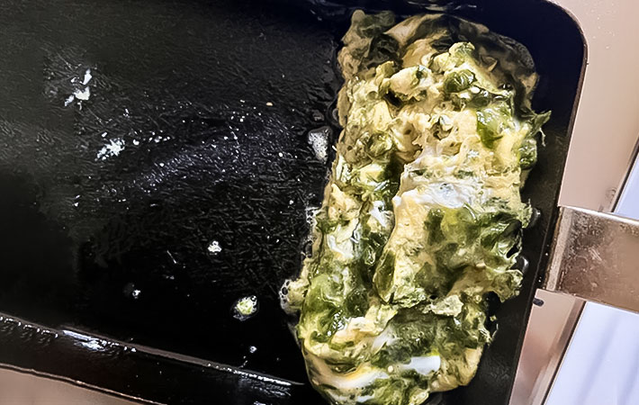 韓国のりの玉子焼きを作る写真