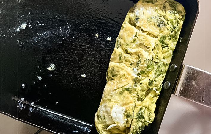 韓国のりの玉子焼きを作る写真