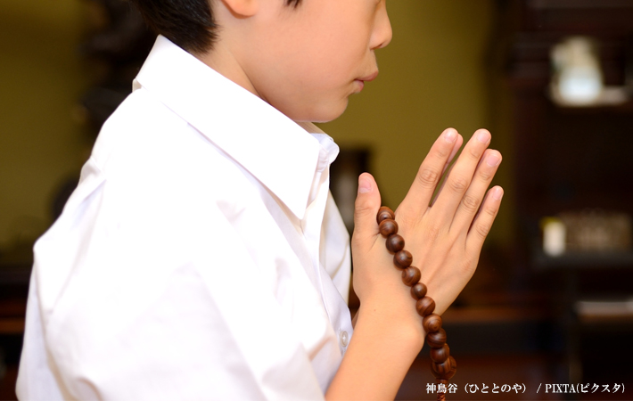 仏壇と男の子