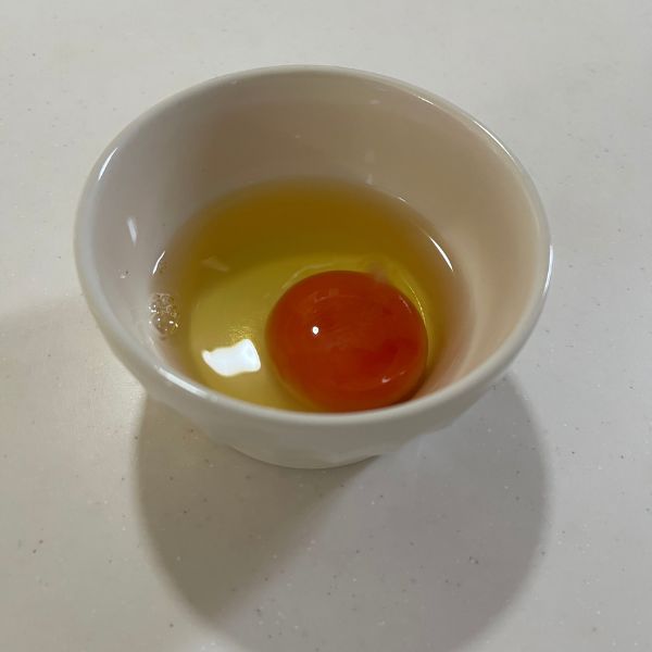 器に卵を割り入れた様子
