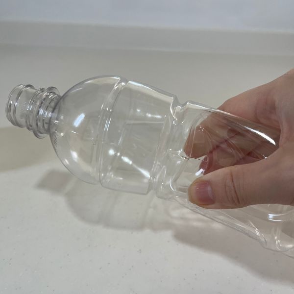 空のペットボトルを軽く押す様子