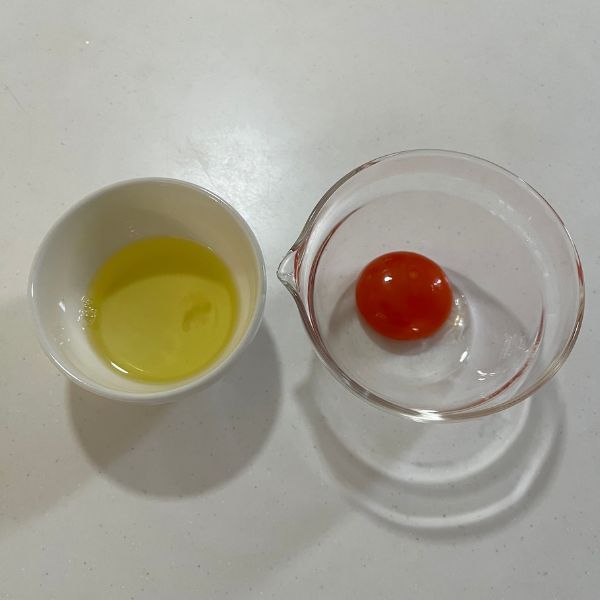 卵黄と卵白をそれぞれ皿に分けた様子