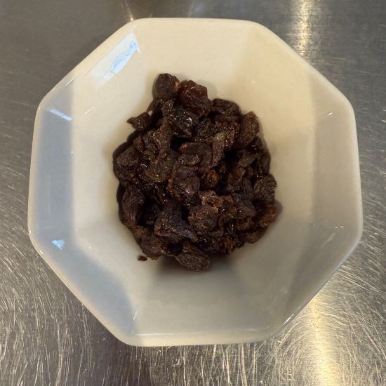 レーズンをみじん切りにして小皿に入れた様子