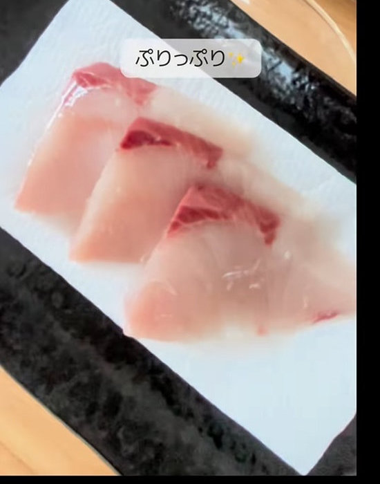 キッチンペーパーで水分を拭き取る様子