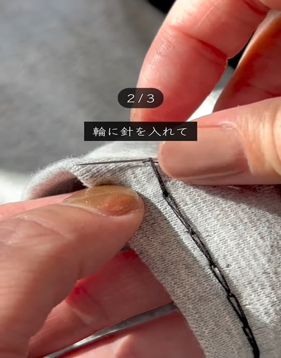 糸の輪に針を通す様子