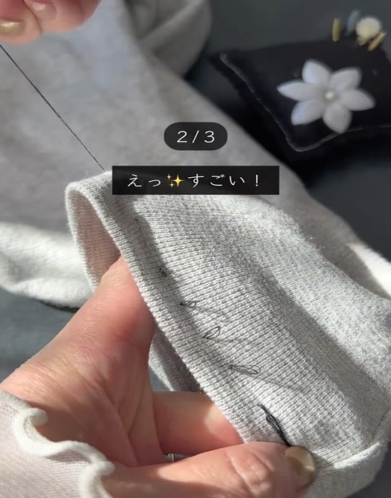 ズボンに通した糸を引っ張る様子