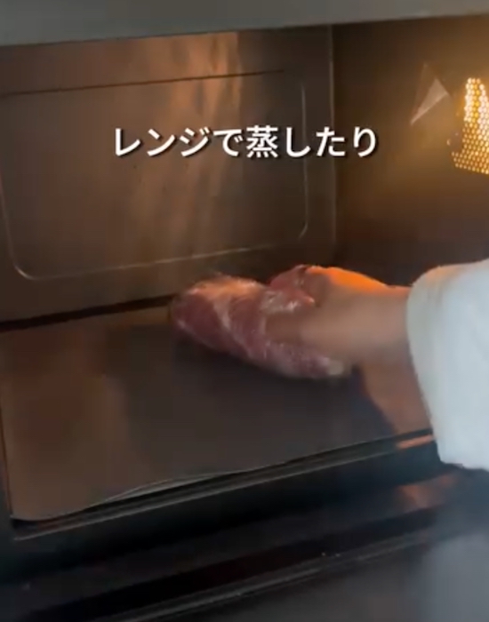 サツマイモをレンジで蒸している画像