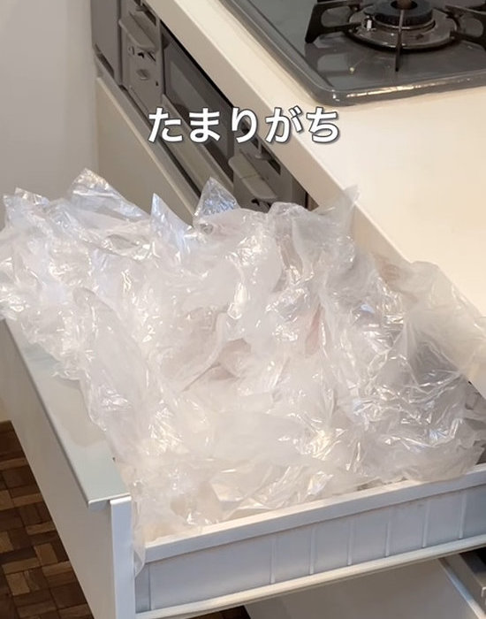 引き出しからあふれているビニール袋