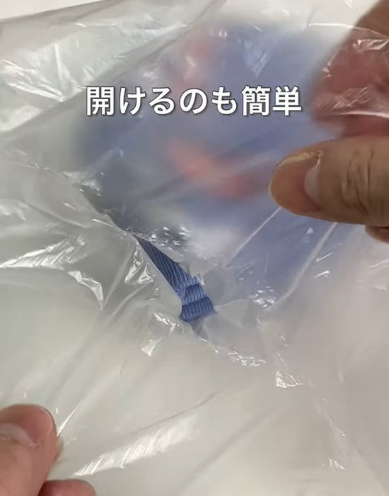 爪で閉じたビニール袋を開けている様子