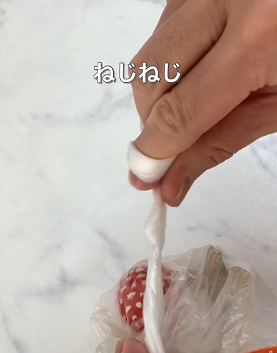 ビニール袋をねじっている様子