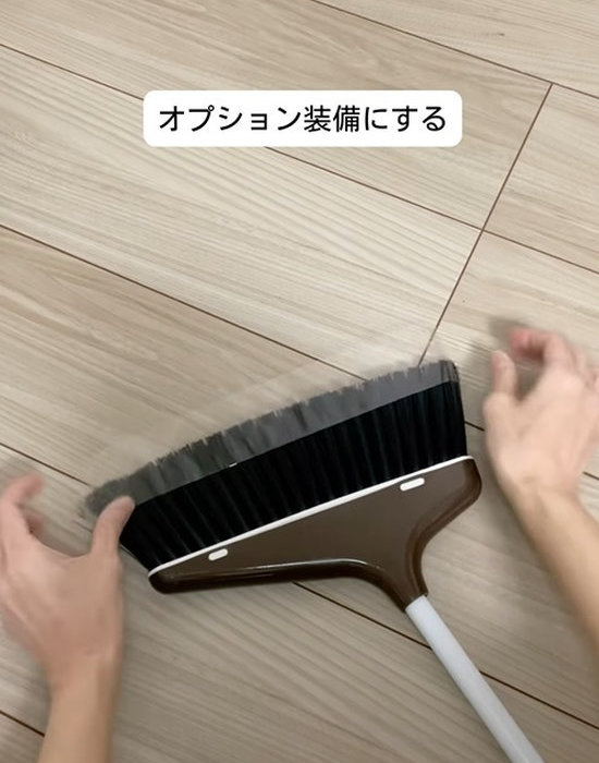 ほうきにセロハンテープを貼る様子