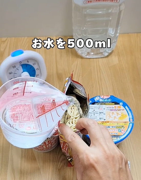 袋麺に水を注いでいる様子