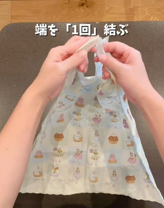ハンカチの角同士を結ぶ様子