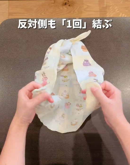 ハンカチの角同士を結ぶ様子