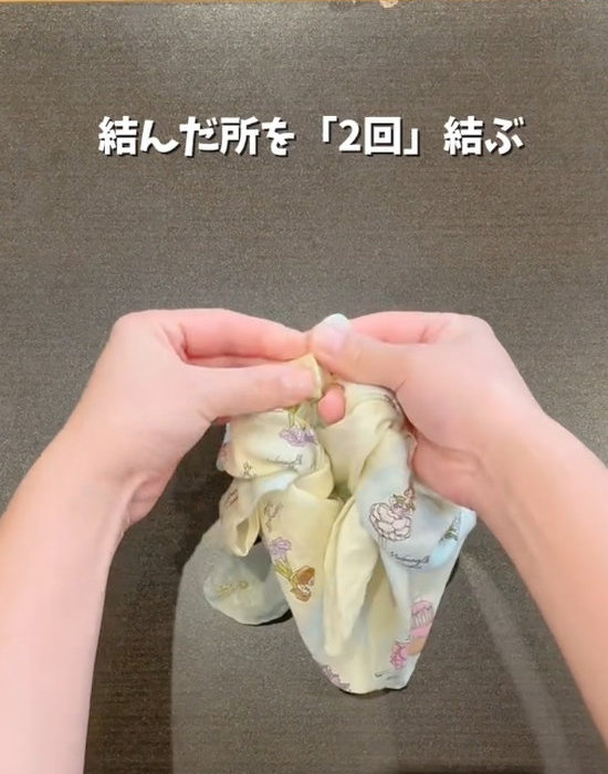ハンカチの角同士を結ぶ様子