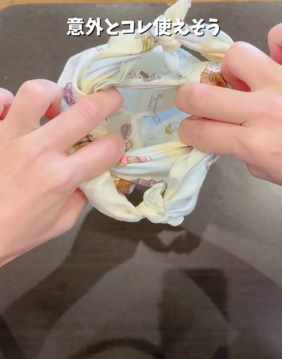 開いた状態のハンカチのバッグ