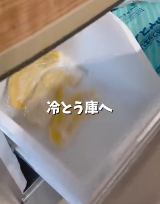 バナナを冷凍庫へ入れている様子