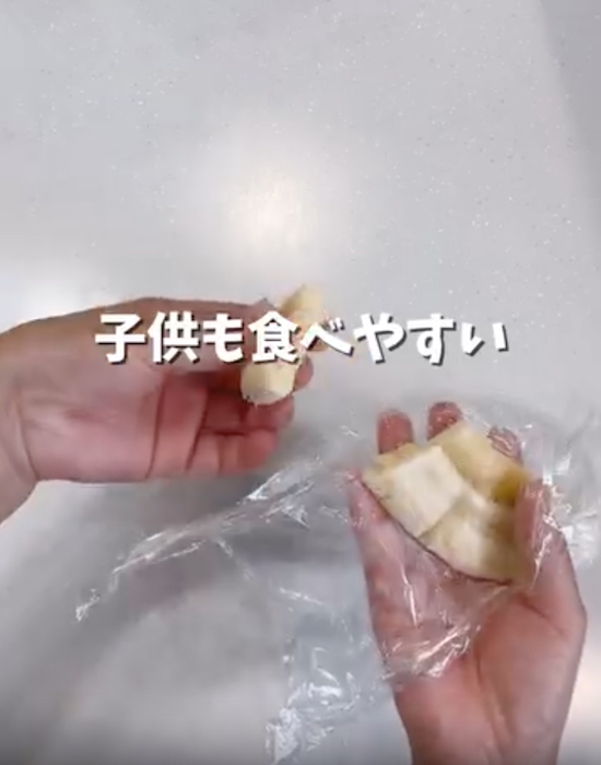 凍ったバナナを割っている様子