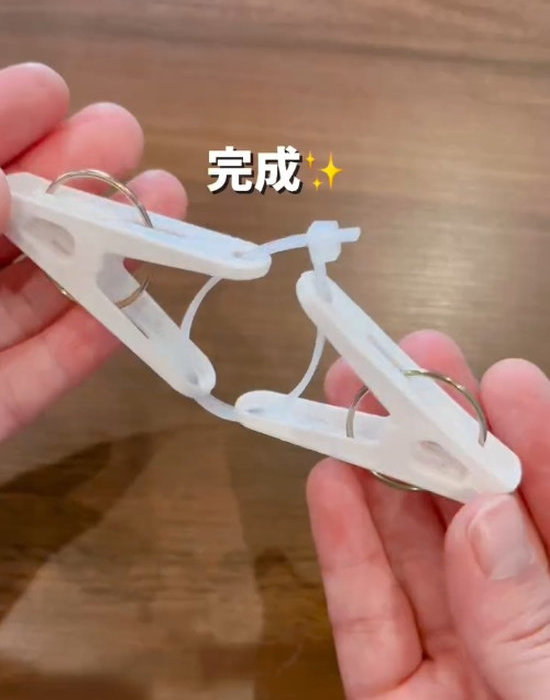 結束バンドで連結した洗濯バサミ