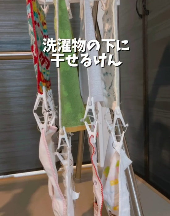 結束バンドで連結した洗濯バサミで干した洗濯物