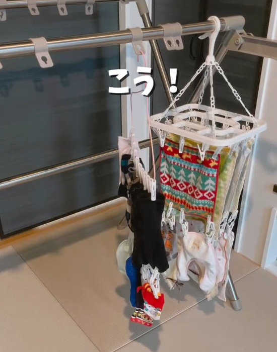 結束バンドで連結した洗濯バサミで洗濯して省スペースになった様子