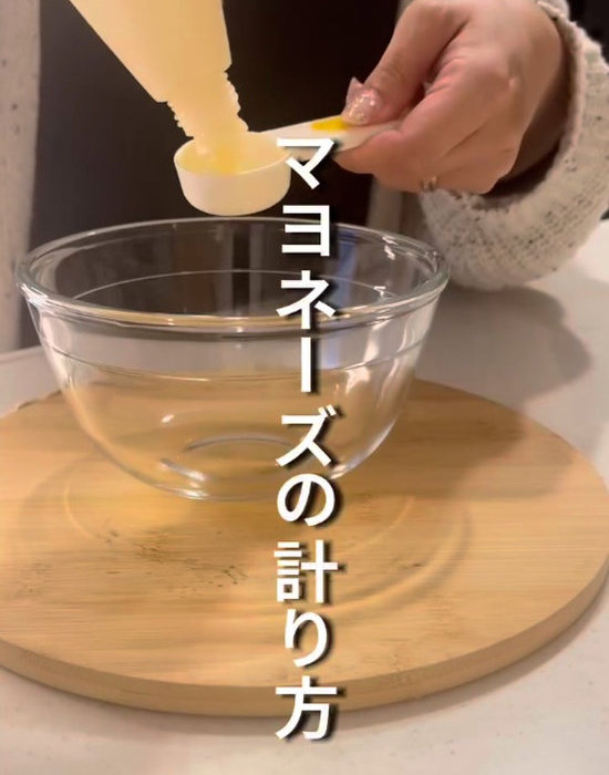 計量スプーンにマヨネーズを入れる様子