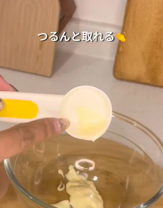 計量スプーンを指さす様子