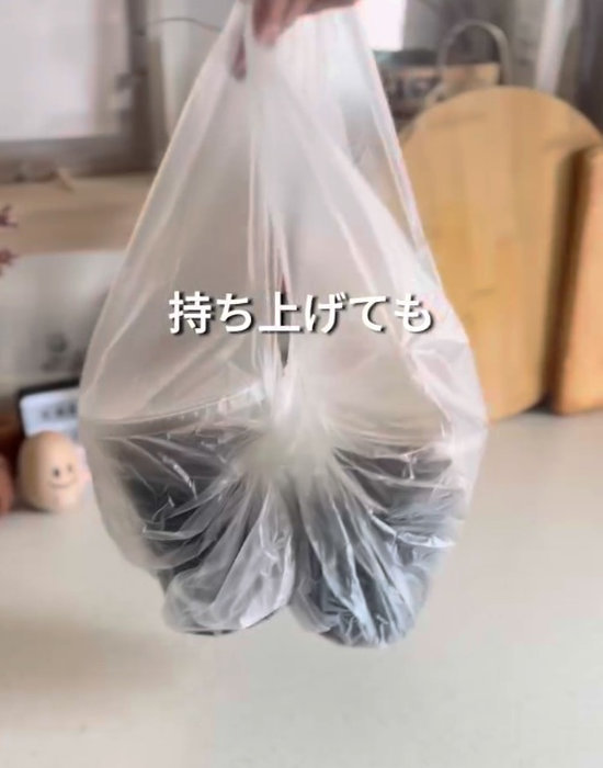袋の中で固定された状態の飲み物が入ったカップ