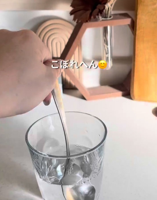 スプーンを立てたコップ
