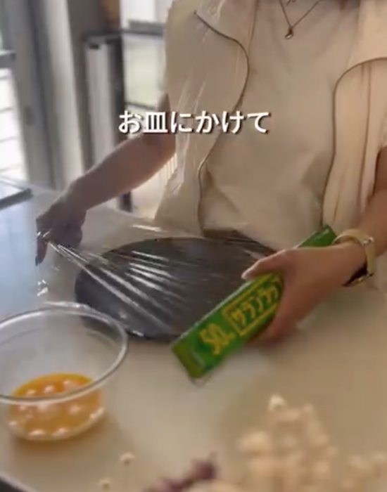 お皿にラップをかけている様子