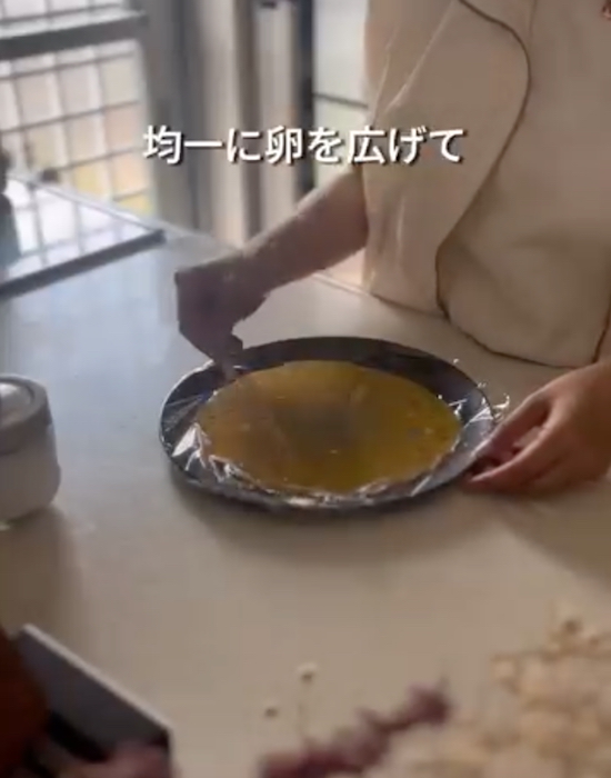 卵を広げている様子