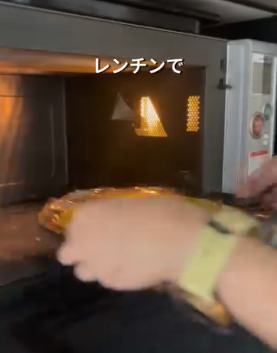 お皿を電子レンジに入れている様子