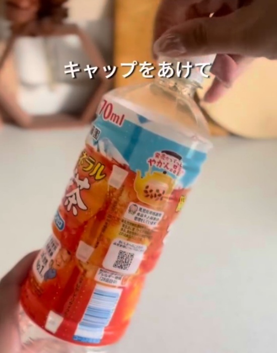 ペットボトルのキャップを外している様子