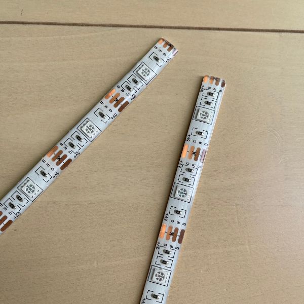 テープライトを適切な長さに切った様子