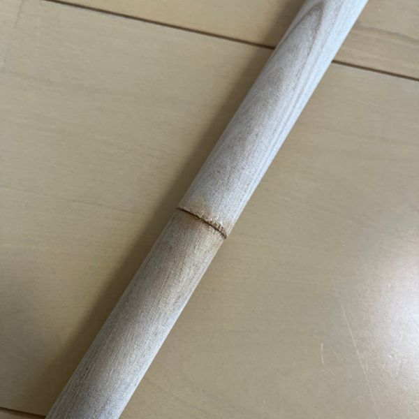 木工用接着剤を塗った丸棒同士をくっ付ける様子