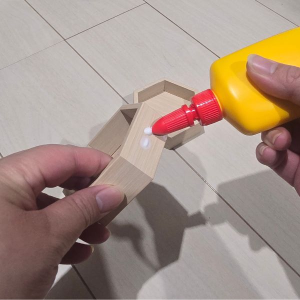 ヘキサゴントレーが重なる部分に接着剤を塗る様子