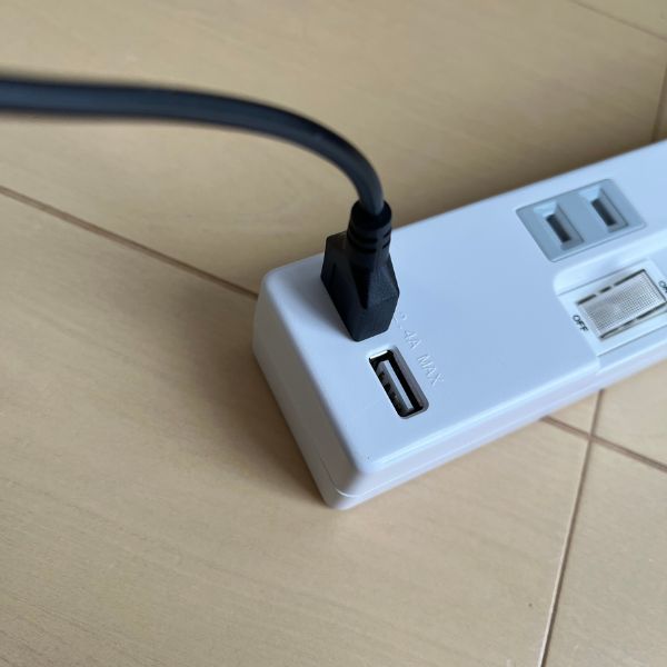 USBコードを電源タップに差し込んだ様子