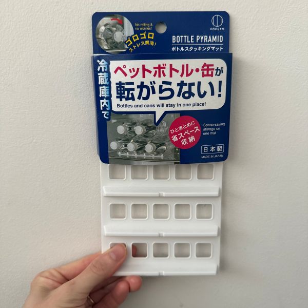 『ボトルスタッキングマット』を手に持っている様子