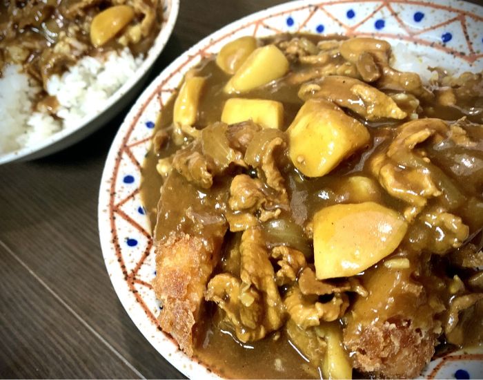 皿に盛り付けられたカレー