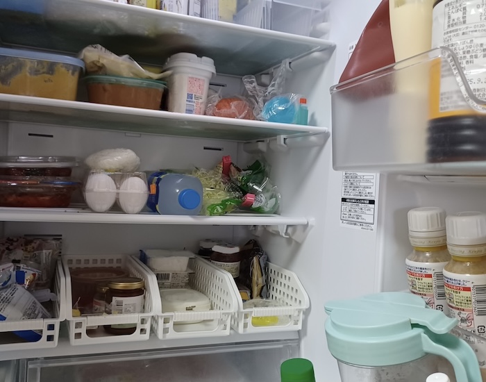 食品が詰め込まれた冷蔵庫