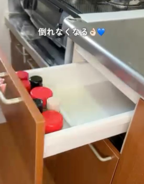 調味料を入れた引き出しに突っ張り棒で仕切りを作った様子