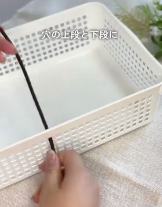 メッシュかごにヘアゴムを通す様子
