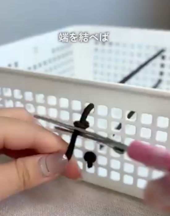 ヘアゴムの余った部分をハサミで切る様子