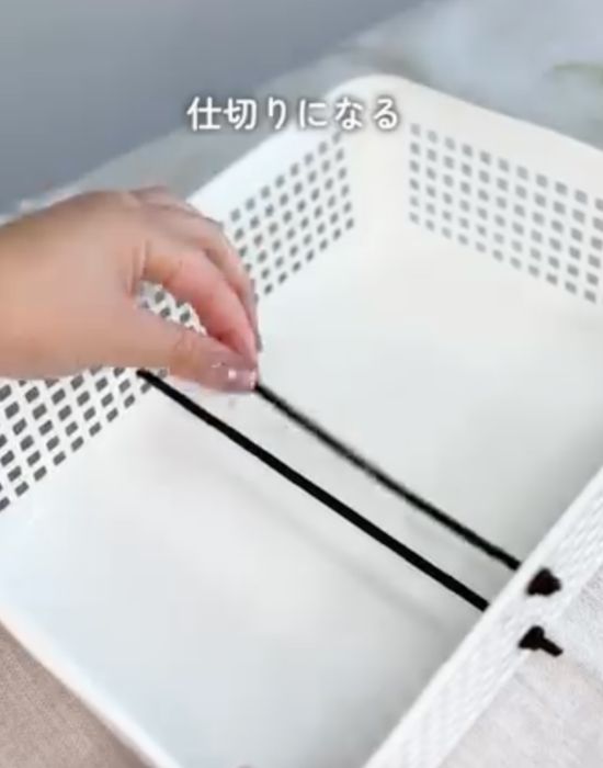 ヘアゴムでメッシュかごに仕切りを作った様子