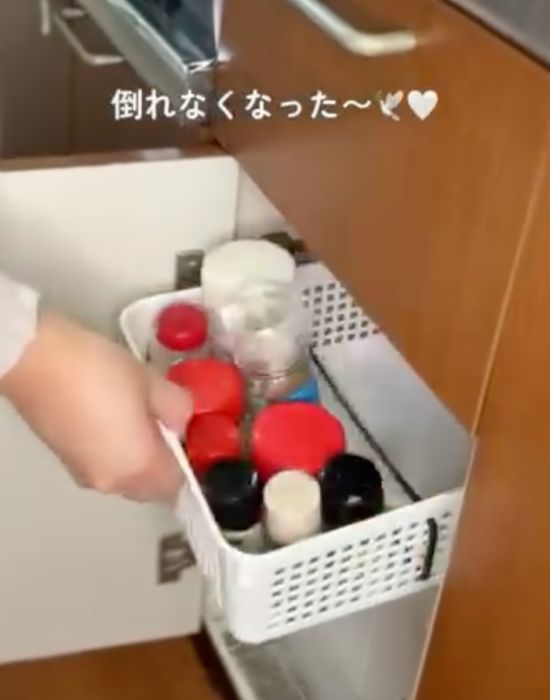 ヘアゴムで仕切りを作ったメッシュかごに調味料を入れた様子