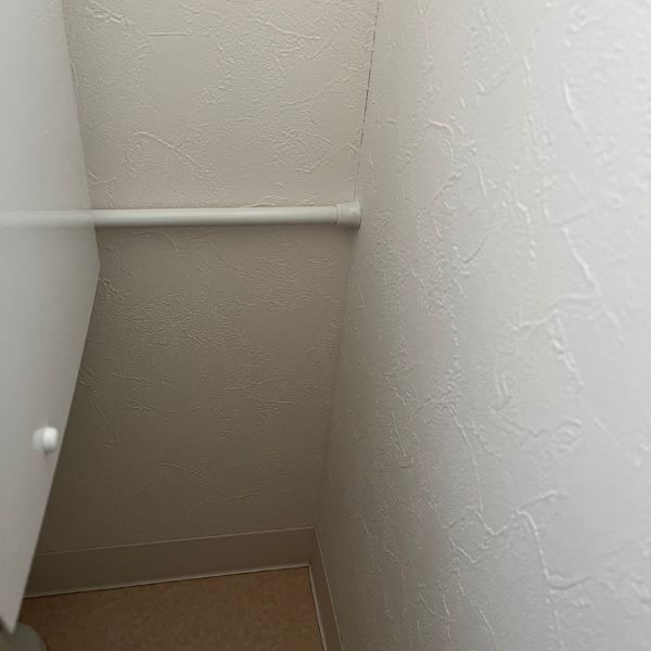 トイレの壁につっぱり棒を取り付けた様子