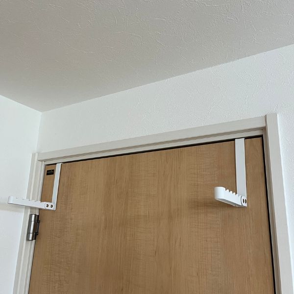 ドアの上部に２つフックをかけた様子