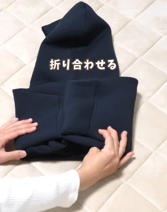 左右の部分を折り畳んでコンパクトになったパーカー