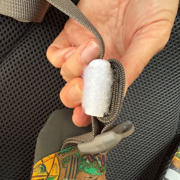 アジャスターの下にあるひもと一緒に面ファスナーで留めた様子