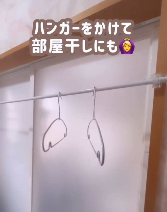 突っ張り棒にハンガーをかけている様子